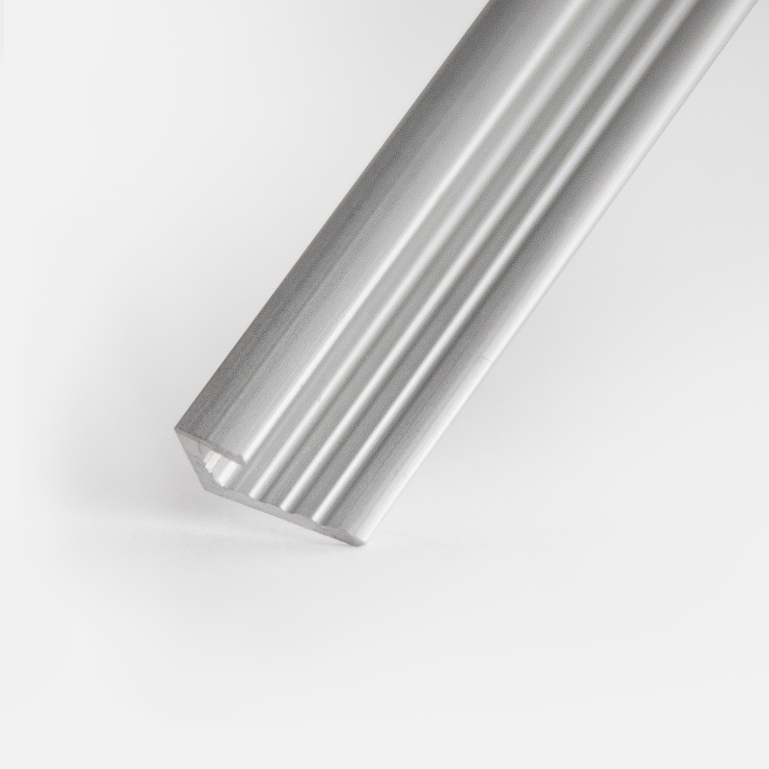 Aluminium Abschlussprofil für 3mm Rückwände, Länge: 2000mm Aluminium Abschlussprofil für 3mm Rückwände, Länge: 2000mm